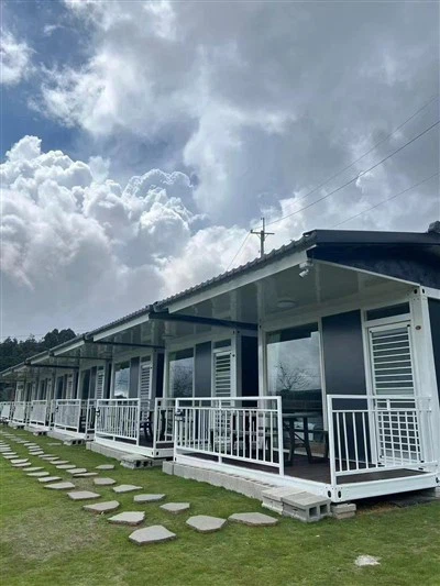 בית מכולות עם גג מוגדר